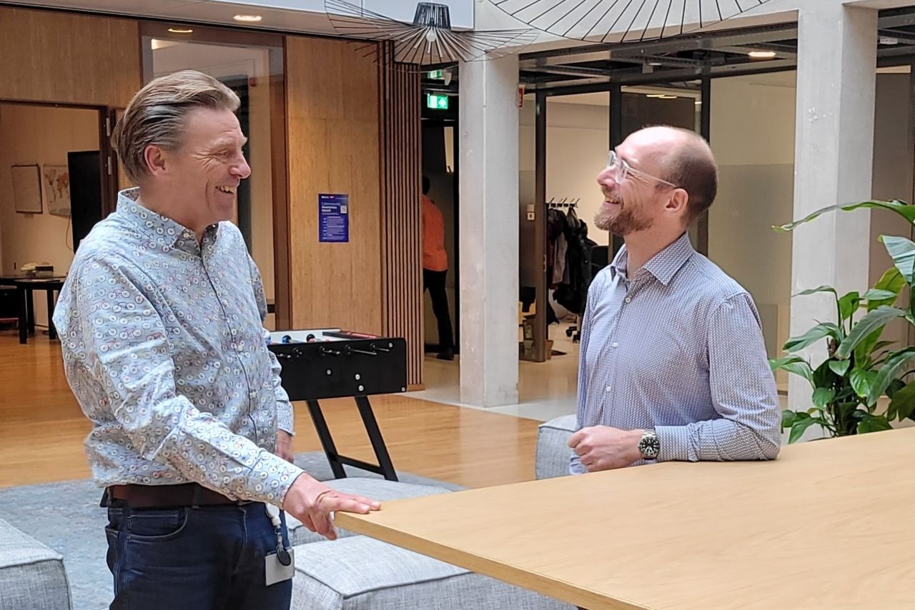 This image shows Wim and Marcelo standing together in the ARCNL auditorium. Marcelo has taken up the position of Director of ARCNL as of 1 November. Wim, who previously held this role, will continue to contribute to ARCNL as Strategic Advisor.