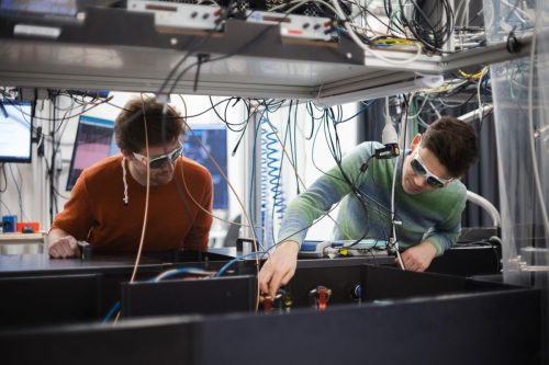First co-authors Felix Kohlmeier (left) and Dr. Dion Engels (right) working together in the lab. Photo: Floris Krelage